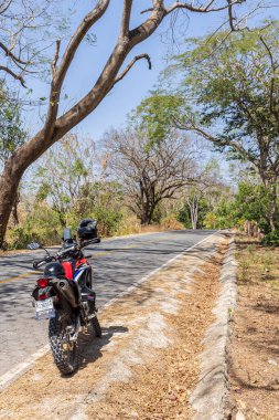 Ometepe, Nikaragua - 21 Mart 2024: Güneybatı Nikaragua Orta Amerika 'da motosikletli Ometepe Adası