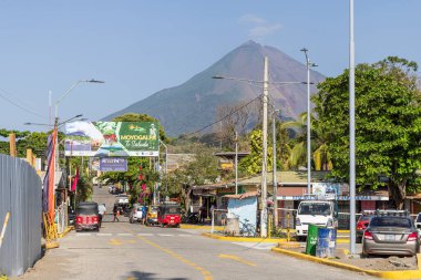 Ometepe, Nikaragua - 21 Mart 2024: Nikaragua 'nın güneybatısındaki Ometepe volkanik adasındaki Moyogalpa limanındaki San Jorge' den kalkan feribota hoş geldiniz bayrağı.