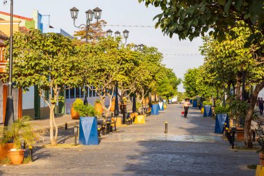 Granada, Nikaragua - 20 Mart 2024: Nikaragua Orta Amerika 'daki Nikaragua Gölü' nün kıyısındaki Granada 'da çoğu restoran ve bar ile Calzada renkli cadde