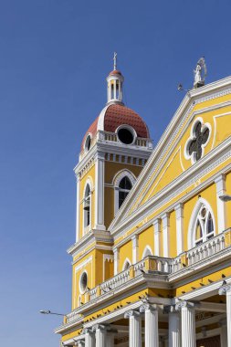 Nikaragua Orta Amerika 'daki Nikaragua Cocibolca Gölü kıyısında, Granada' da mavi gökyüzünün önündeki güzel Mary Katedrali kavramı