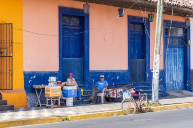 Granada, Nikaragua - 19 Mart 2024: Nikaragua 'daki Nikaragua Cocibolca Gölü kıyısında Granada caddesi boyunca meyve ve içecek satan kıdemli çift