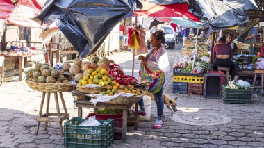 Granada, Nikaragua - 19 Mart 2024: Nikaragua Orta Amerika 'nın Grenada şehrindeki Mercado sokaklarında meyve satan kadın