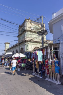Granada, Nikaragua - 19 Mart 2024: Nikaragua Orta Amerika 'daki Grenada şehrindeki Mercado caddelerinde market tezgahı