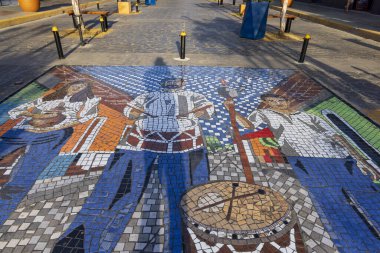Granada, Nikaragua - 20 Mart 2024: Callle la Calzada renkli caddesindeki geleneksel müzik grubunun mozaik seramik sanatı