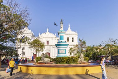 Leon, Nikaragua - 17 Mart 2024: Lion 'un Streetview of Lion kuruluşu ve heykeli merkez markette ve Nikaragua' daki Leon 'un beyaz katedralinin önüne park edildi