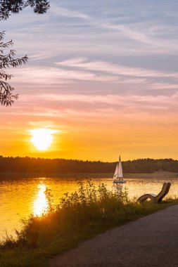 Almanya 'nın Bavyera kentindeki Nuremberg yakınlarında gün batımında Rothsee Gölü' nün yaz manzarası