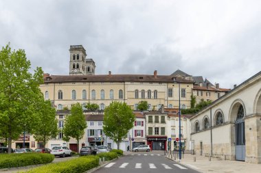 Verdun, Fransa - 28 Nisan 2024: Fransa 'nın kuzeydoğusundaki Katedral Notre-Dame, otopark ve antik binalarla Verdun şehri