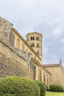 Fransa 'nın Saone-et-Loire kentindeki Anzy-le-Duc' taki Antik Roma Kilisesi
