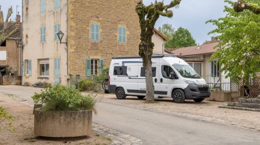 Anzy-le-Duc, Fransa - 30 Nisan 2024: Fransa 'nın Saone-et-Loire kentindeki güzel antik Anzy-le-Duc kasabasında park edilmiş motorlu ev