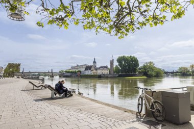 Chalon-sur-Saone, Fransa - 30 Nisan 2024: Saone nehri boyunca Saint-Laurent adası manzaralı bulvar ve Fransa 'nın Bourgogne bölgesindeki Chalon-sur-Saone bölgesindeki du Doyenne' imiz