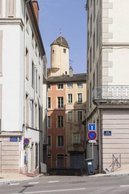 Chalon-sur-Saone, Fransa - 30 Nisan 2024: Fransa 'nın Bourgogne bölgesindeki Chalon-sur-Saone' da sokak ve kuleye sahip şehir manzarası