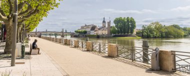 Chalon-sur-Saone, Fransa - 30 Nisan 2024: Saone nehri ve Saint-Laurent adası manzarası ve Fransa 'nın Bourgogne bölgesindeki Chalon-sur-Saone' deki du Doyenne manzarası