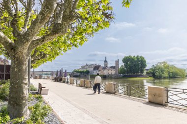 Saint-Laurent adası manzaralı Saone nehri boyunca bulvar ve Chalon-sur-Saone 'daki du Doyenne' imiz Fransa 'nın Bourgogne bölgesinde.