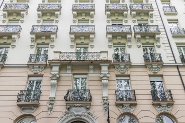 Fransa Vichy 'nin tarihi merkezinde balkonları olan büyük antik oteli olan şehir manzarası