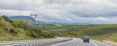 Fransa 'nın Avevron midi-pyrenes bölgesinde trafiği olan karayolu manzarası