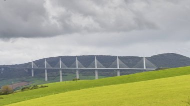 Fransa 'nın Avevron bölgesinde ünlü Millau viyadük manzarası