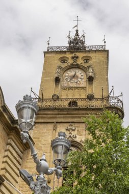Fransa 'nın güneyindeki Provence-Alpes-Cote dAzur bölgesinde belediye binası ve Aix-en-Provence saat kulesi ile şehir manzarası