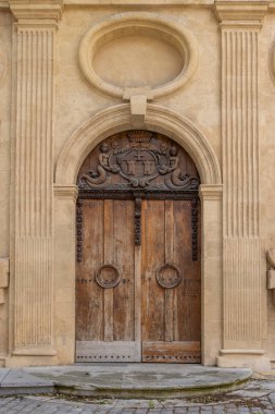 Fransa 'nın güneyindeki Provence-Alpes-Cote dAzur bölgesinde bulunan Aix-en-Provence' deki süslü ahşap kapı.