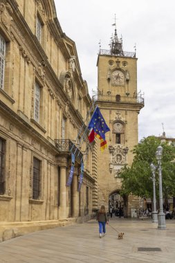 Aix-enProvence, Fransa - 6 Mayıs 2024: Fransa 'nın güneyindeki Provence-Alpes-Cote dAzur bölgesinde belediye binası ve saat kulesi