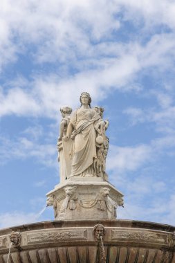 Provence-Alpes-Cote dAzur bölgesindeki Fontain de la Rotonde, Aix-en-Provence in Provence in Provence-Alpes-Cote dAzur bölgesinin tepesindeki merkez heykelin kapatılması