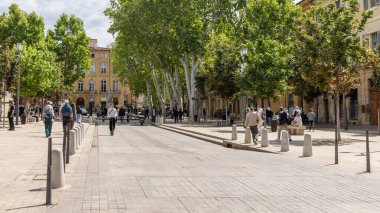 Aix-enProvence, Fransa - 6 Mayıs 2024: Fransa 'nın güneyindeki Provence-Alpes-Cote dAzur bölgesinde Aix-en-Provence' deki Fontain de la Rotonde 'ye doğru Mirabeau Caddesi