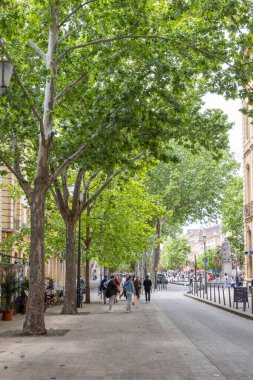Aix-EnProvence, Fransa - 6 Mayıs 2024: Fransa 'nın güneyindeki Provence-Alpes-Cote dAzur bölgesinde Aix-en-Provence' de büyük ağaçlı yeşil cadde