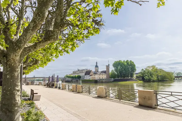Saint-Laurent adası manzaralı Saone nehri boyunca bulvar ve Chalon-sur-Saone 'daki du Doyenne' imiz Fransa 'nın Bourgogne bölgesinde.