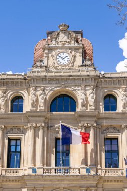 Fransa 'da Fransız Rivierası' nda Fransız bayrağı taşıyan belediye binası..