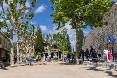 Saint Paul de Vence, Fransa - 8 Mayıs 2024: Saint Paul de Vence Alpes Denizcilik Bölümü 'nde Petanque veya Jeu de boules oynayan insanlar, Güneydoğu Fransa' nın Provence Alpes Cote dAzur bölgesi.