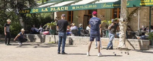 Saint Paul de Vence, Fransa - 8 Mayıs 2024: Saint Paul de Vence Alpes Denizcilik Bölümü 'nde Petanque veya Jeu de boules oynayan insanlar, Güneydoğu Fransa' nın Provence Alpes Cote dAzur bölgesi.