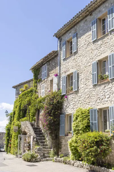Saint Paul de Vence, Fransa - 8 Mayıs 2024: Güneydoğu Fransa 'nın Provence Alpes Cote dAzur bölgesinde Saint Paul de Vence' de tırmanma tesisleri ile kaplı ortaçağ binaları.