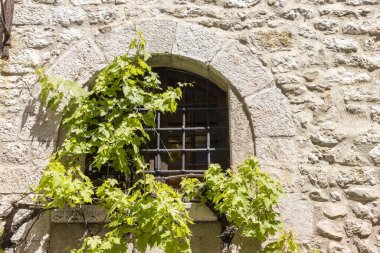 Fransa 'daki Saint Paul de Vence' de ortaçağ pencere koruyucusu.