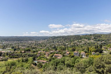 Alpes Denizcilik Bölümü 'nden Aziz Paul de Vence adlı resim köyünden manzara, Güneydoğu Fransa' nın Provence Alpes Cote dAzur bölgesi.