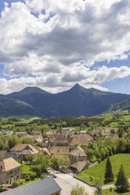 Fransa 'nın Auvergne Rhone bölgesindeki Saint Maurice en Trieves köyünün manzaralı manzarası. Arka planda Alpes dağları var.