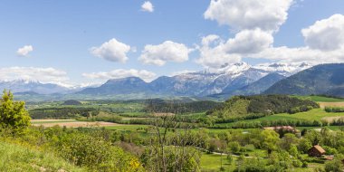 Fransa 'nın Auvergne Rhone bölgesindeki Saint Maurice en Trieves köyünün manzaralı manzarası. Arka planda Alpes dağları var.