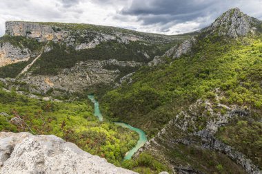 Fransa 'nın Provence kentindeki Büyük Kanyon Aiguinlerinden Manzaralı Gorges du Verdon.