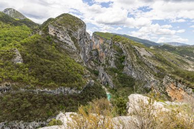 Fransa 'nın Provence kentindeki Büyük Kanyon Aiguinlerinden Manzaralı Gorges du Verdon.