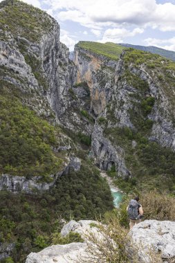 Fransa 'nın Provence kentindeki Büyük Kanyon Aiguines' ten Dişi sırt çantası manzaralı Gorges du Verdon 'un keyfini çıkarıyor..