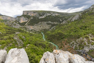 Fransa 'nın Provence kentindeki Büyük Kanyon Aiguinlerinden Manzaralı Gorges du Verdon.