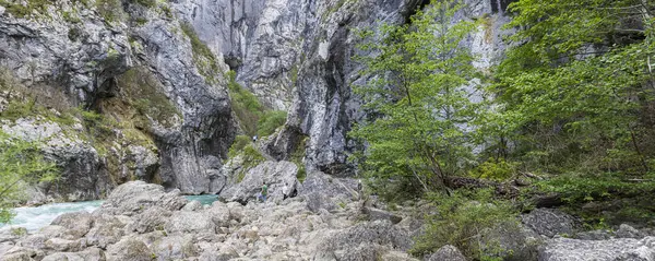 Gorges du Verdon 'daki nehir manzarası Provence, Fransa' daki Grand Canyon Aiguines.