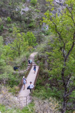 Georges du Verdon, Fransa - 9 Mayıs 2024: Fransa 'nın Provence kentindeki Gorges du Verdon, Grand Canyon Aiguines' e giden insanlar.