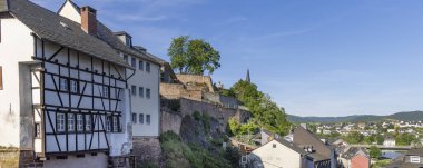 Almanya 'nın Rhineland-Palatinate eyaletinde Saar nehri boyunca Saarburg şehri