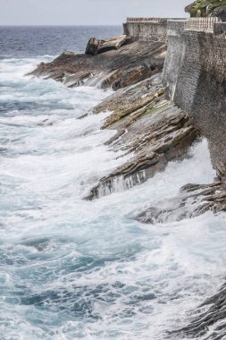 İspanya 'nın Bask bölgesindeki sert kayalık kıyı şeridi.