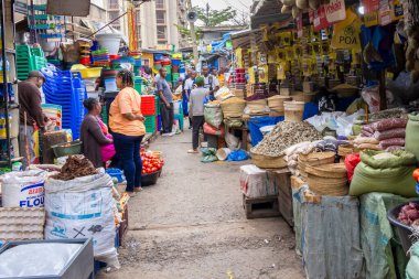 Arusha, Tanzanya - 16 Kasım 2024: Doğu Afrika 'nın Arusha kentindeki renkli yerel pazarda kadınlar mallarını satıyor