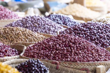 Tanzanya 'daki Arusha' da sepetlerdeki Afrika fasulyelerinin çeşitliliği