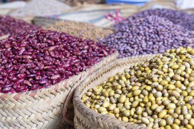 Tanzanya 'daki Arusha' da sepetlerdeki Afrika fasulyelerinin çeşitliliği