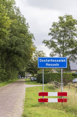 Oosterhesselen, Hollanda - 22 Haziran 2024: Hollanda Drenthe 'de Oosterhesselen Hesseln' in giriş işareti