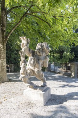 Salzburg, Avusturya - 24 Ağustos 2024: Zwergerlgarten 'deki güzel cüce heykelleri Mirabell Sarayı' nda ve Avusturya 'nın Salzburg kentindeki bahçe