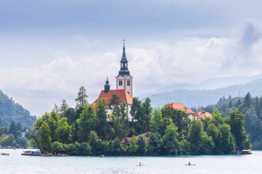 Slovenya 'nın Gorenjska bölgesinde bulunan Bled şehrinin manzarası resimli Bled adası ve şatosuyla ünlüdür.