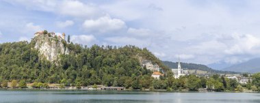 Slovenya 'nın Gorenjska bölgesindeki Bled şehrinin manzarası, Bled gölünün üzerindeki yüksek bir kayanın üzerindeki Bled kalesine bakıyor.